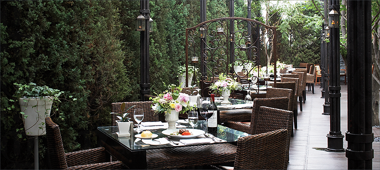 花園餐廳以都市內的世外庭園聞名,最適合夏天在此戶外烤肉或舉行婚禮。<br /> 首爾