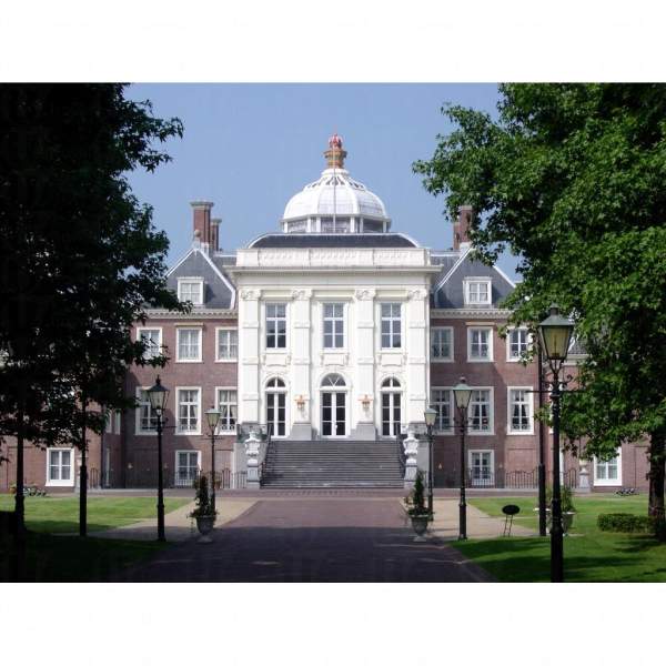 其中一座宮殿是重現現任荷蘭女王的宮殿所建築而成。 長崎