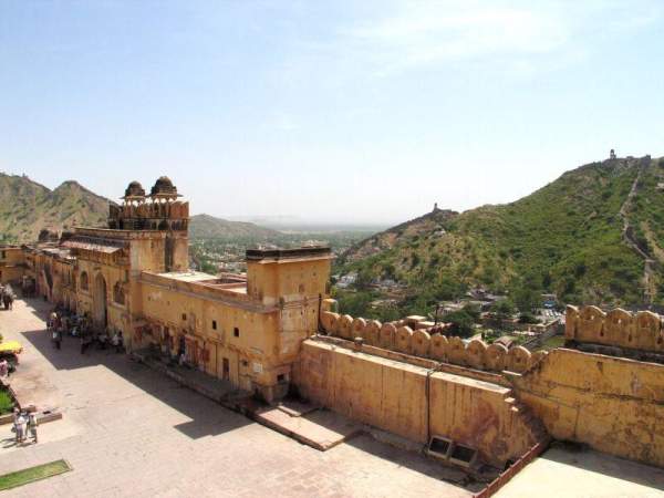 琥珀堡高崌山頭,是個良好的要塞。 齋浦爾