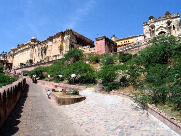 城堡本身沒有明顯的入口,可說是易守難攻。 齋浦爾