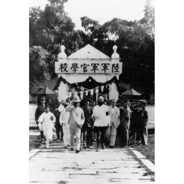 孫中山先生步出黃埔軍校校門,1924年。相片來源:孫中山紀念館 廣州