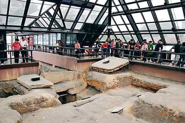 在地面可看到南越王墓的墓頂和陵墓規劃概況。 廣州