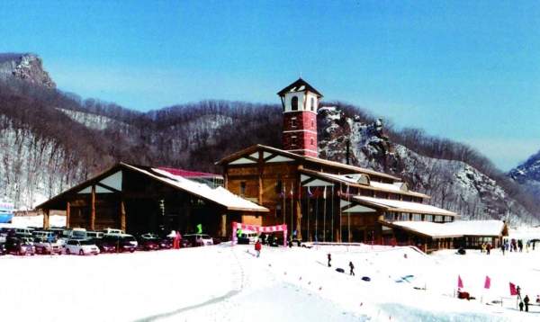 在吉華滑雪場能同時容納五千人滑雪,場面熱鬧。 哈爾濱