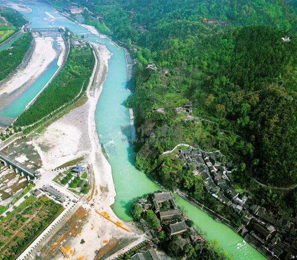 從高處俯瞰這偉大的水利工程。相片來源 : 四川旅遊資訊網<br /> 成都