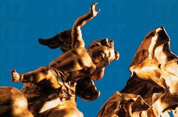 黑死病紀念柱天使雕像。 維也納