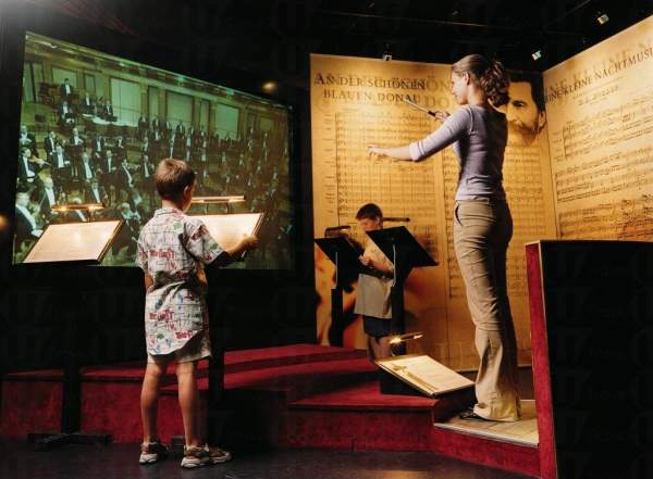 做個指揮家!(相片來源:維也納旅遊局) 維也納