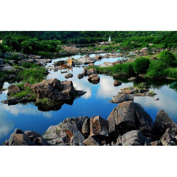 清澈的溪水在奇岩怪石中緩緩流過。<br /> 牡丹江