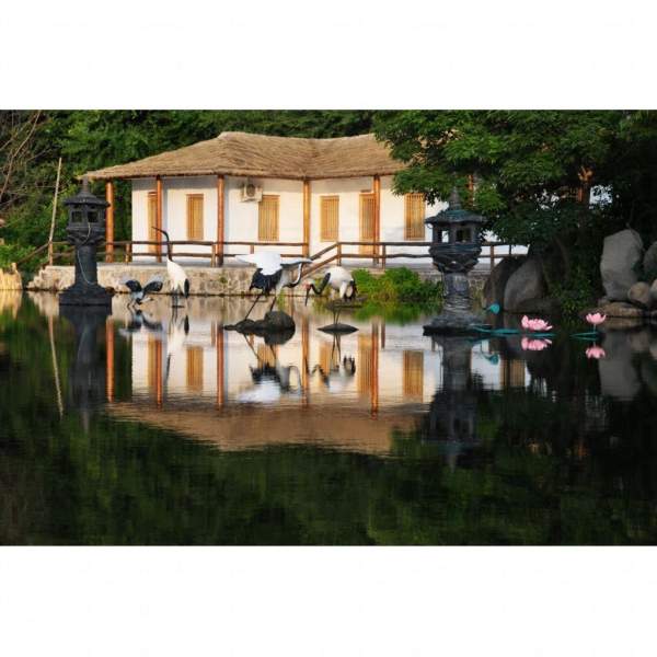 湖水在民俗客房前靜靜流動,旅客定可安然入眠。 牡丹江