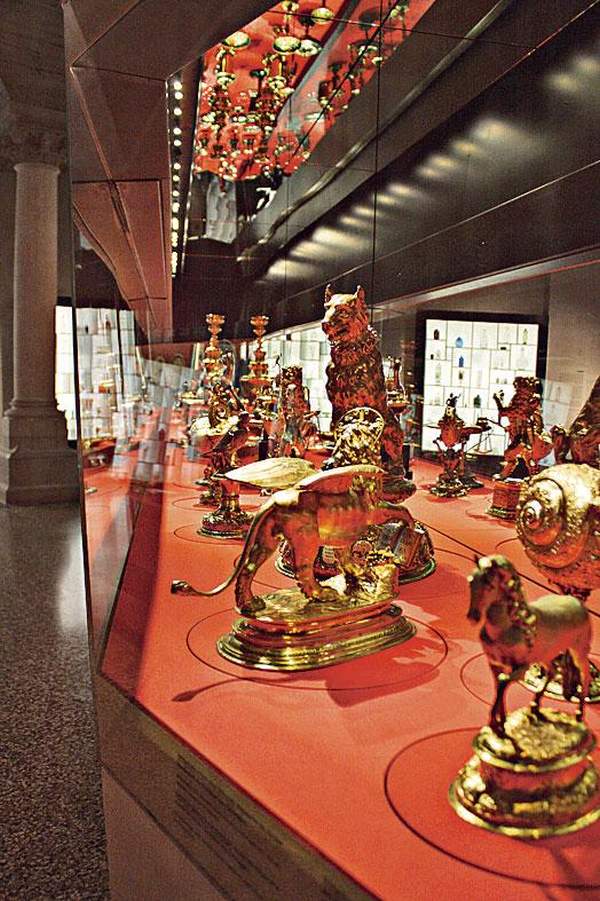 型格展櫃內的銀雕塑放置於旋轉台上 蘇黎世