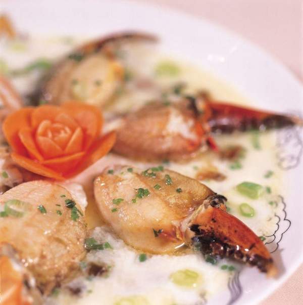 鮮蟹拑 ( 香荽皮蛋蒸 / 椒鹽炸 )。 香港