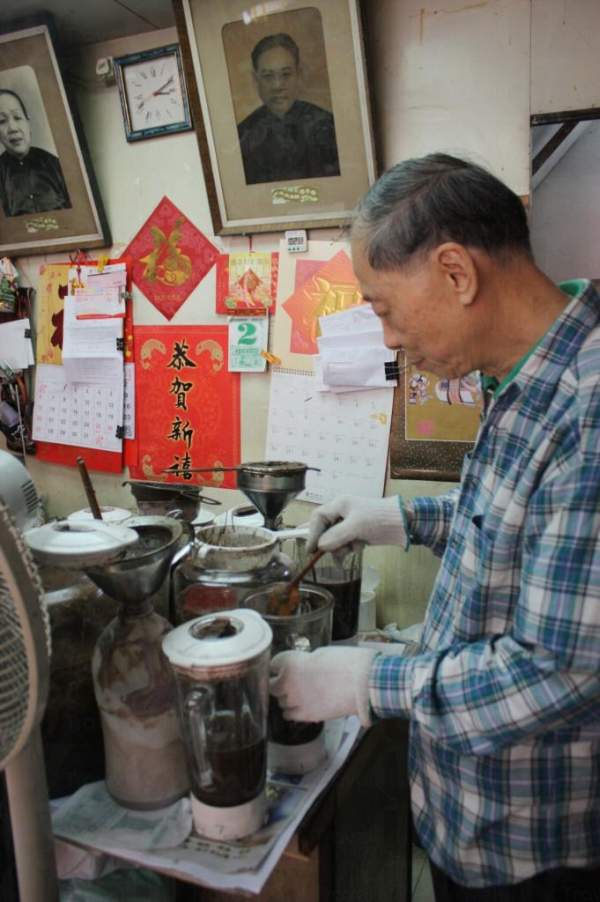 老闆正在製作刨花油,可見其旁邊的店內陳設還停留在七、八十年代。 香港