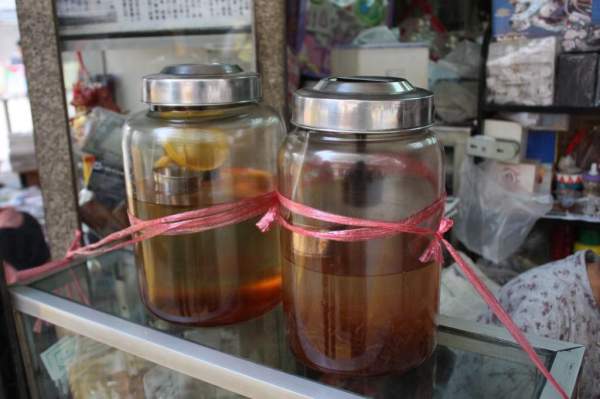 刨花油真身,帶有一股清香味,一點也不難聞。<br /> 香港