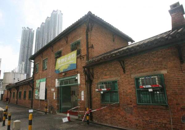 牛棚藝術村的紅磚和瓦蓋頂,具中西結合的建築風格。 香港