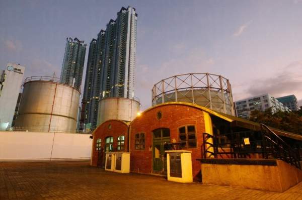 土瓜灣牛棚藝術村與旁邊的現在建築物相映成趣 。 香港