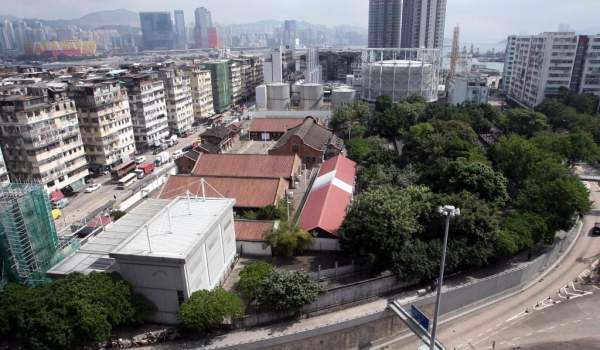 土瓜灣牛棚藝術村後面是煤氣公司煤氣鼓,左是十三街舊樓。 香港