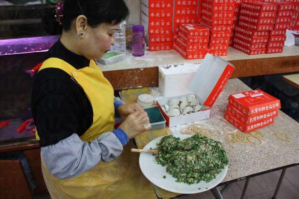店內的女伙記密密用人手包餃。 香港