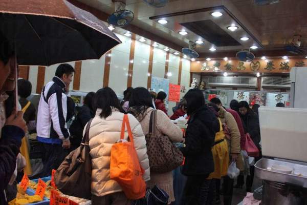 一到黃昏,客人如潮。 香港