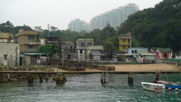 懷舊漁村與豪宅屏風樓,形成強烈對比。 香港