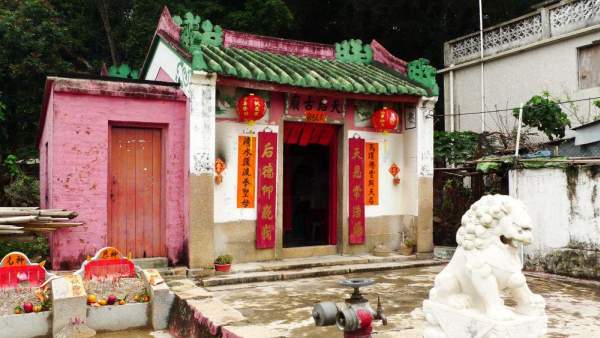 已有 200 年歷史的天后古廟,內有刻上光緒十二年字樣的香爐。 香港