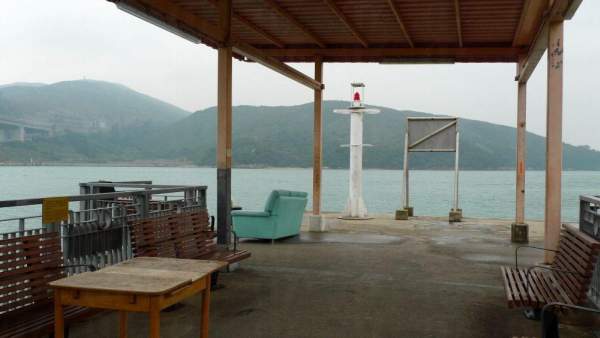 已停止服務的舊碼頭,原有船連接深井。 香港