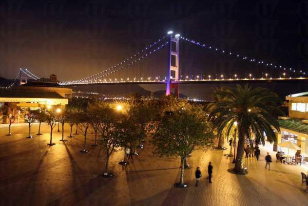 夜間的青馬大橋,令你對它留下深刻的印象。 香港