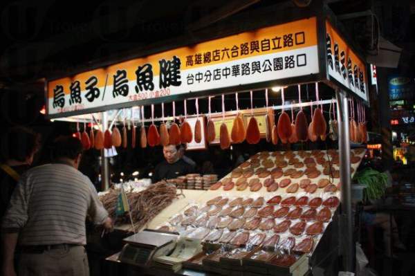 烏魚子的門牌不難找,不少遊客特意來此找尋美食。<br /><br /> 高雄