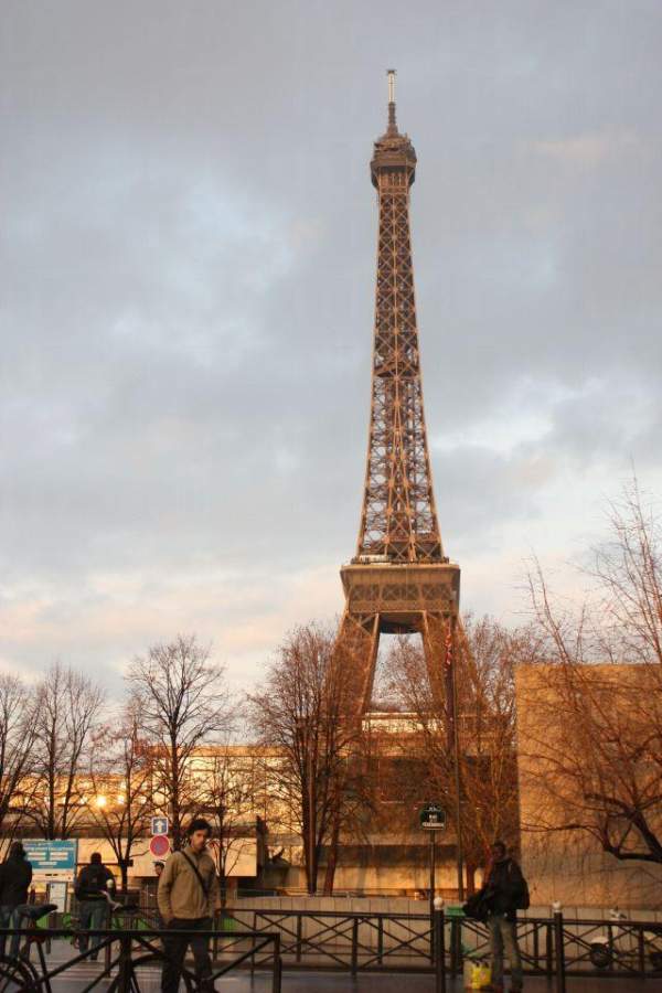 艾菲爾鐵塔成為巴黎的脊樑,為巴黎鑄造了靈魂。 巴黎