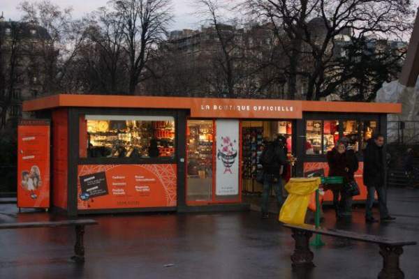 鐵塔下有遊客中心,更設有郵箱,遊客可以將自己登塔的心得記錄下來,由明信片即時寄出自己的感受,和親朋好友分享。 巴黎