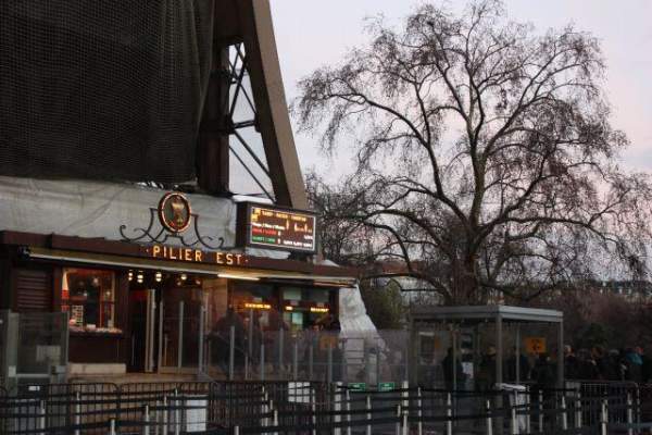 到鐵塔遊覽車的觀光客眾多,排隊時間會很長,最好預留多一點時間參觀。 巴黎