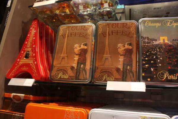 鐵塔內的紀念品及工藝品店產品富有巴黎特色,不少遊客都會購買,延續遊巴黎的夢。 巴黎