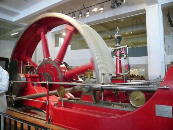 遊客可在館內近距離看到大型的火車引擎。( 相片來源﹕Wankie ) 倫敦