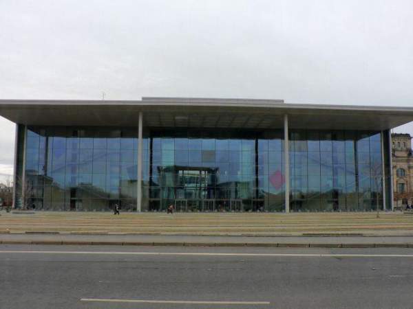 聯邦總理府的玻璃外牆玻璃結構清晰,並產生了透視效果,增強空間感。(相片來源:Angela Chan) 柏林