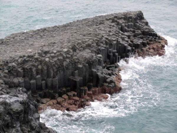 柱狀節理帶是濟州美景之一,不太易找,但吸引不少遊客前往欣賞。( 相片來源: Crystal ) 濟州
