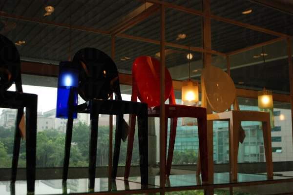 店內有大大的落地窗口,可以看見窗外迷人的景色,環境優美。 深圳