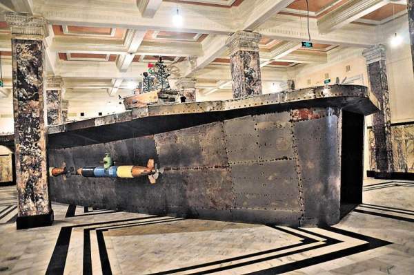 這架 20 公尺的航空母艦模型,由農民藝術家陶相禮製作。 上海