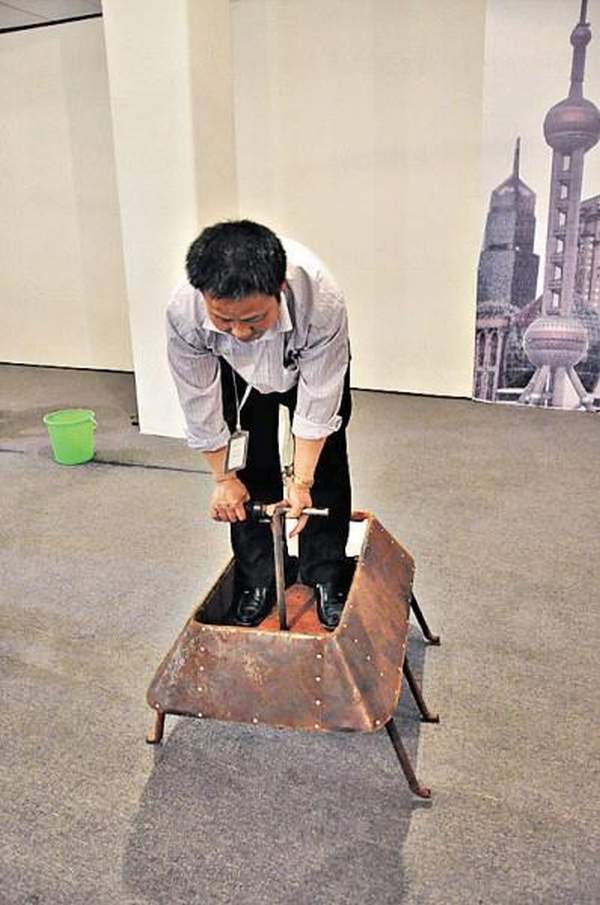 六腳機械人會爬行駕駛。 上海