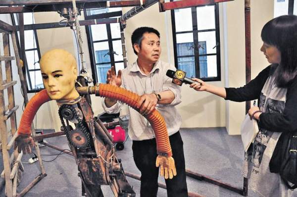 跳樓公仔以俊朗的男模特兒頭「試命」,模擬人掉下的重力變化。 上海