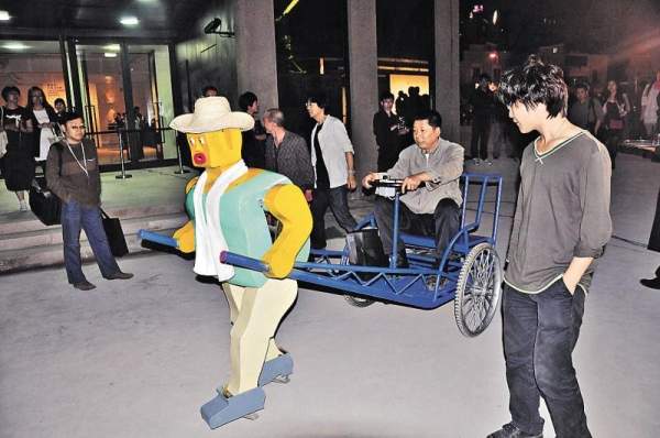 小拉車機器人,坐上去可靠控制左右前進。 上海