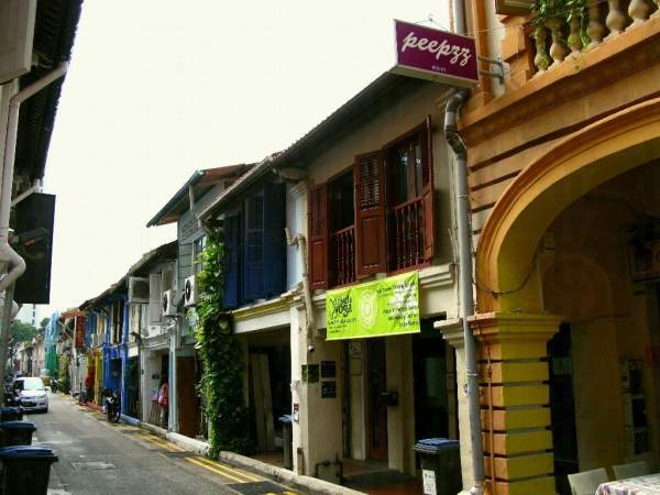 Haji Lane 的小巷裏有很多兩層高的舊樓房。 新加坡