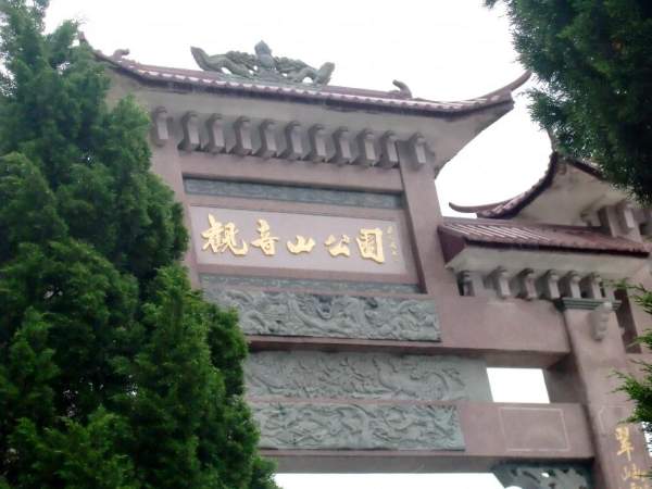 龍岩古寺位於深圳市龍崗區大鵬鎮觀音上的山腰。 深圳