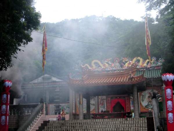 龍岩古寺環境清幽,相傳曾吸引觀音菩薩在此現身,故百多年來青燈不熄、香火不斷。 深圳