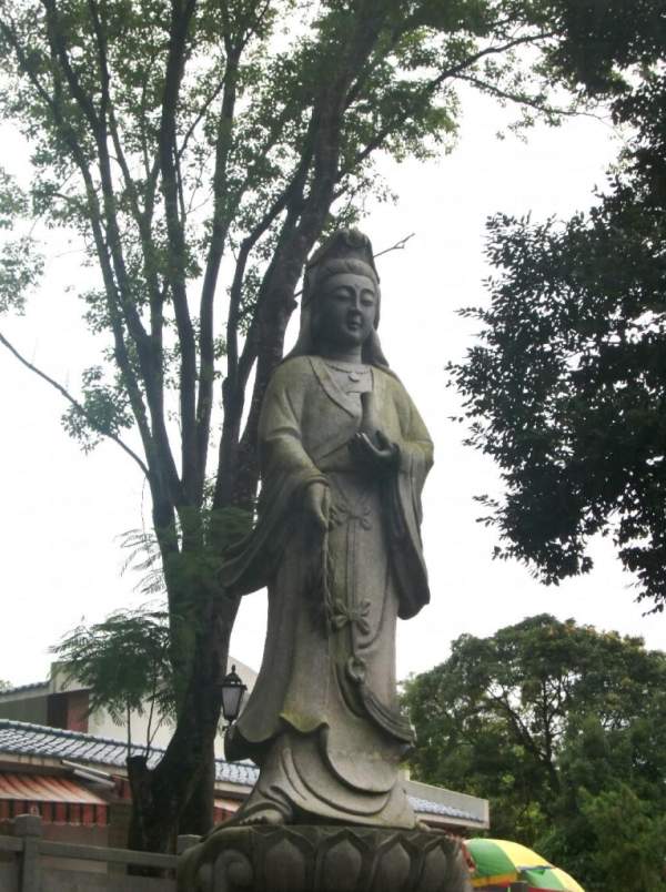 古寺旁的觀音雕像。 深圳