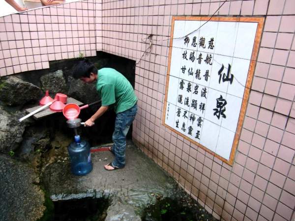 古寺一側的大石旁有一處泉眼,常年溢出山上的天然清泉,百年不歇,飲之甘甜若飴,當地人稱之為仙水。 深圳