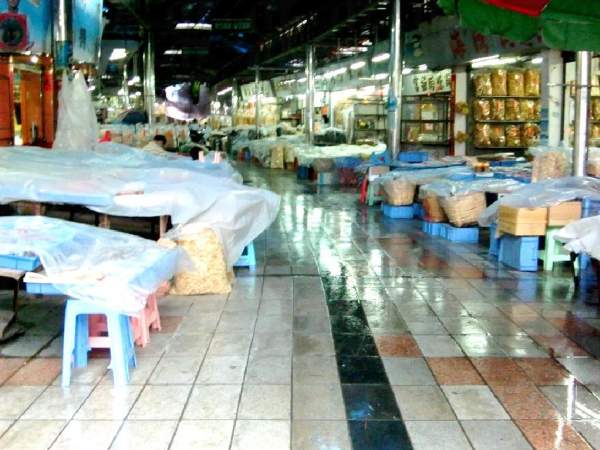 海味街也被當地居民稱為「鹹魚街」,皆因 500 米長的街道兩旁佈滿幾十家特色海味店。 深圳