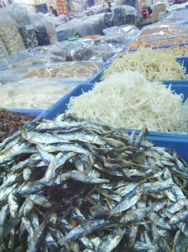 因靠近海邊,不少店家都是親自收魚,曬成海味,獨家秘方「自家製,絕非二流貨色」。 深圳