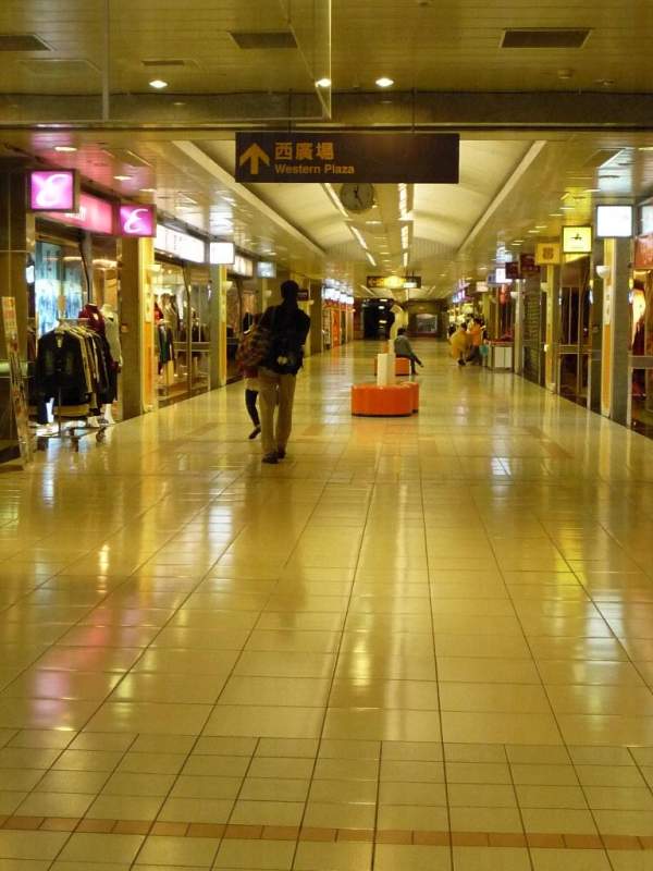 旅客可依照地下街的指示前往地下街的的不同區域。 ( 相片來源:Clara Lee ) 台北