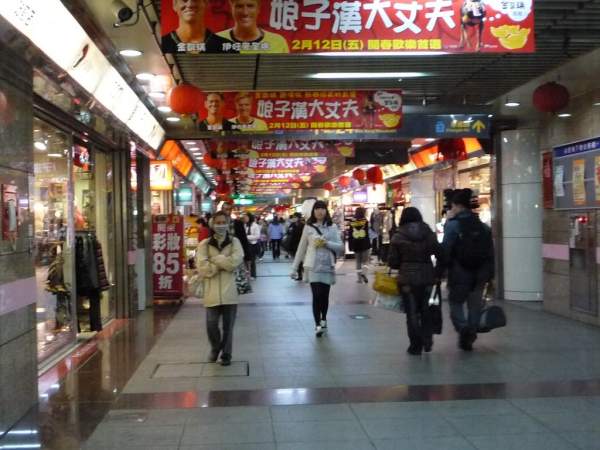 台北車站地下街售賣不少潮流飾品。 ( 相片來源:Clara Lee ) 台北