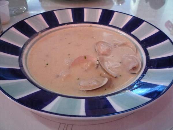 Skylark 餐廳的蛤肉巧達湯異常鮮味。 ( 相片來源:Clara Lee ) 台北