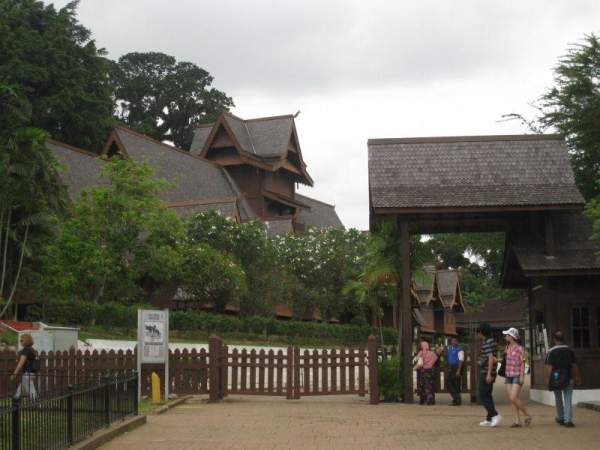 蘇丹皇宮是根據 15 世紀皇宮的結構建築與形式而建成。 馬六甲