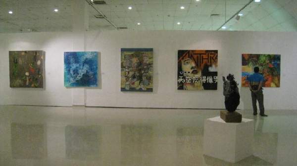 藝術館由遠而近展出大馬藝術家的作品,讓訪客能認識整個大馬藝術的發展過程。 <br /> 吉隆坡